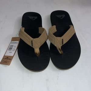 Men’s Black and tan quicksilver flip flops size 10